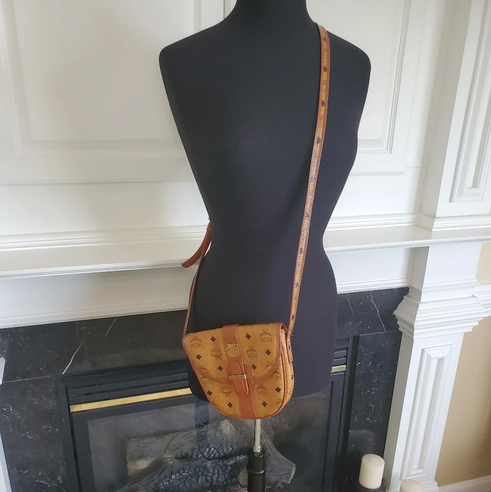 AUTHENTIC VTG MCM Crossbody - Picture 1 of 8